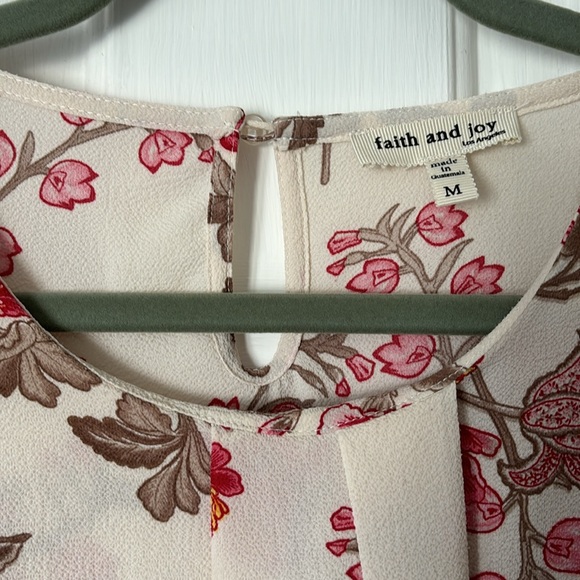 Sleeveless Blouse - Picture 4 of 5